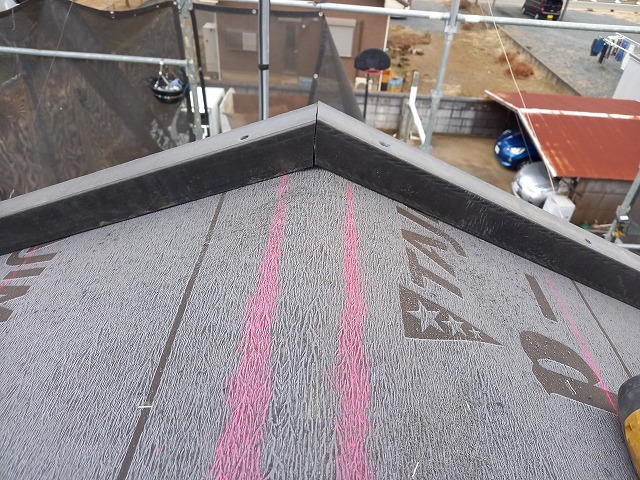 屋根葺き替え工事の登り淀取り付け状況