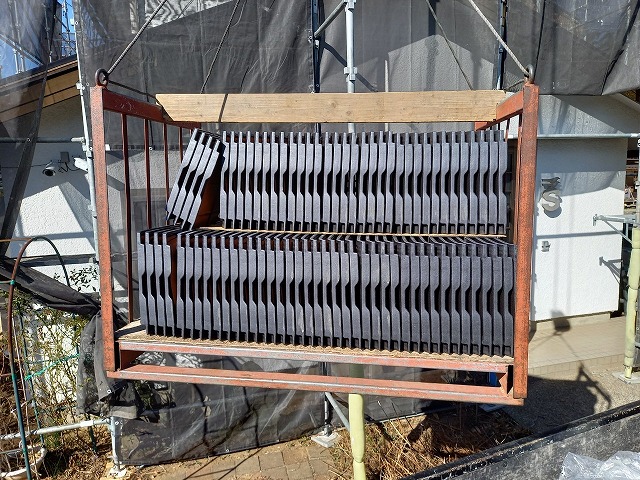 屋根葺き替え工事の防災F形瓦「スーパートライ」搬出状況