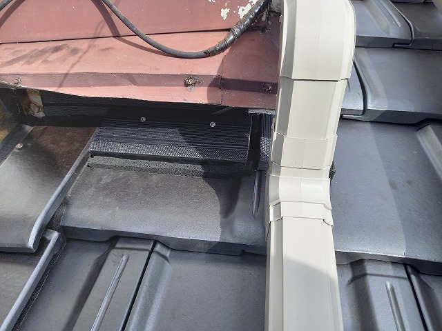 雨押え板金を取り付けるための樹脂製下地材設置