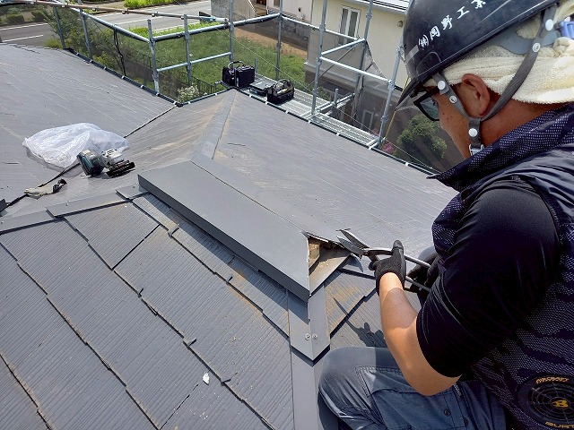 屋根カバー工事の板金はさみを用いた棟板金の解体