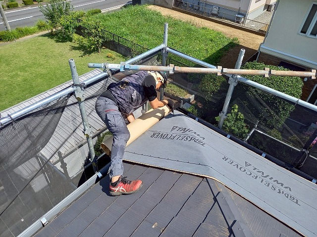 屋根カバー工事の軒先への防水シート施工状況