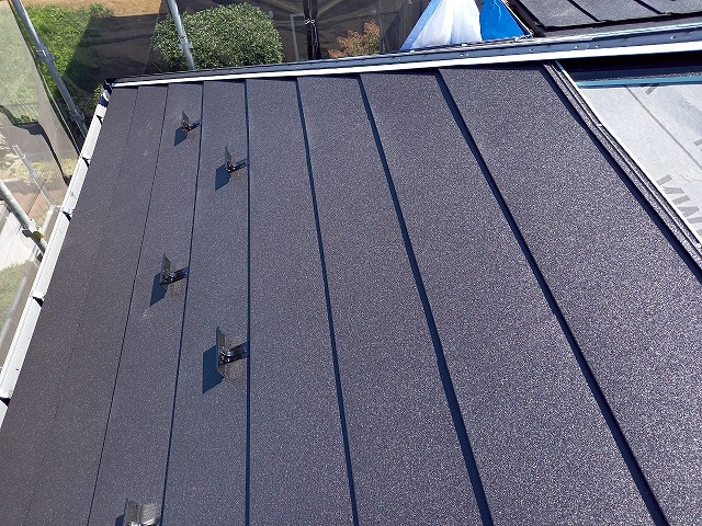 屋根カバー工事でエスジーエル鋼板屋根の本体施工