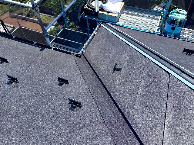 屋根カバー工事で谷部の金属屋根に「改修用谷止縁」を取り付け