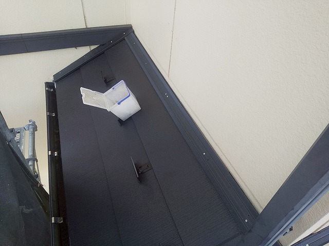 下屋根カバー工事の外壁との取り合い部への貫板取り付け状況