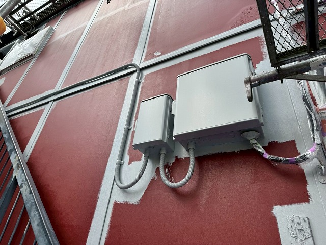 金属サイディング外壁塗装の「エスケープレミアムシリコン」を用いたダメ込み後の様子