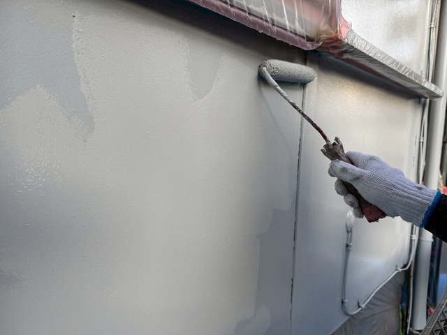 アパート外壁塗装工事の「エスケープレミアムシリコン」を用いたローラー塗り