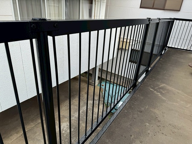 アパート外部鉄骨階段塗装工事3回塗り工程の上塗り