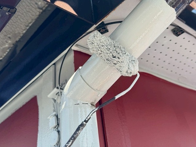 アパート建物修繕工事の雨樋塗装2回目