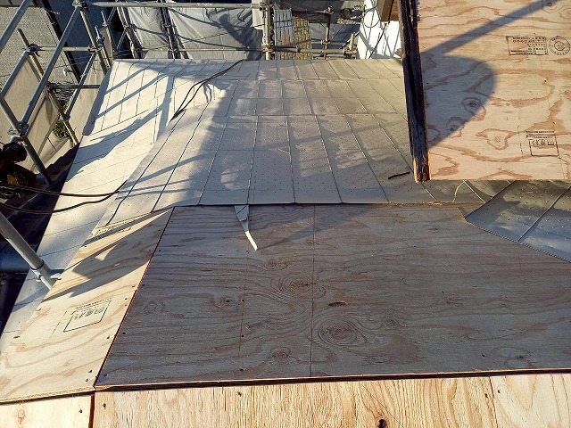 屋根葺き替え工事の軒先への防水シート敷設状況