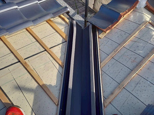 屋根葺き替え工事の谷板金への防水シーラー貼り付け