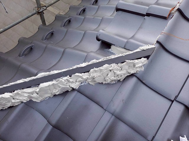 屋根葺き替え工事の隅棟への樹脂製芯材取り付け状況