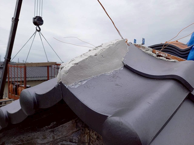 屋根葺き替え工事の掛瓦頂上部への漆喰盛り付け