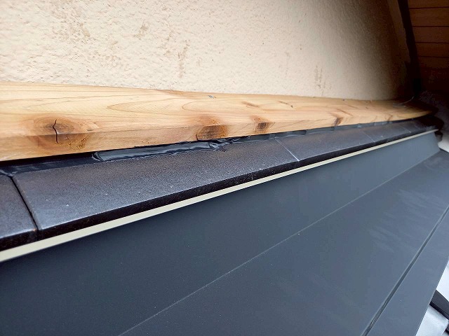 下屋根と外壁との取り合い部へ取り付けた木下地とのし瓦の間にコーキング充填