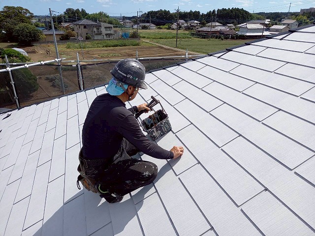 アパート屋根塗装工事でタスペーサーの取り付けを行う屋根職人