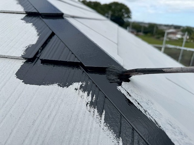 カラーベスト屋根塗装工事の棟板金周辺へのダメ込み