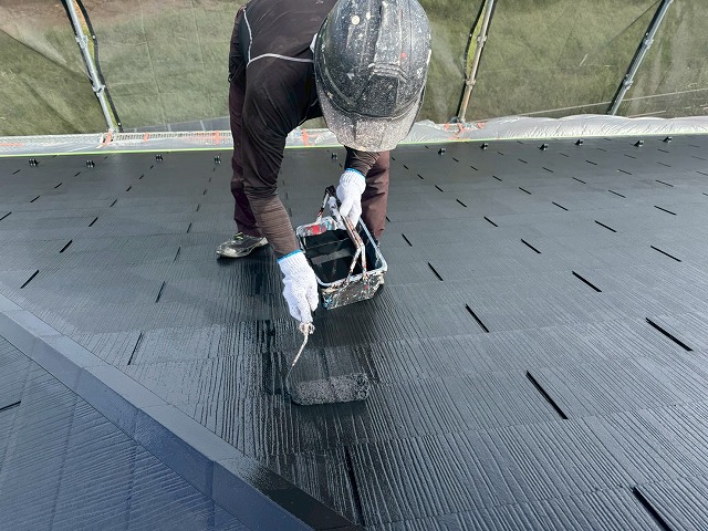 アパート屋根塗装工事の「エスケープレミアムルーフSi」を用いた上塗り施工