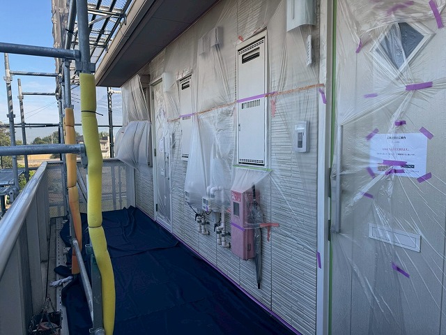 アパート建物塗装工事の付帯部塗装前に行った玄関ドアなどへの養生