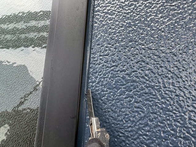 シーリング打ち替え工事のサッシ部シーリングにカッターで切り込み