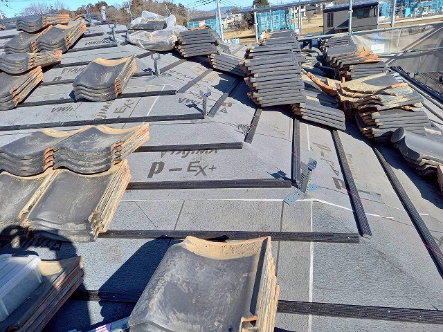 ガイドライン工法に基づく棟部補強金具の取り付けと高さ調整