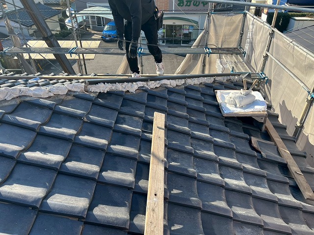 ガイドライン工法に基づく棟部補強金具への樹脂製芯材取り付け