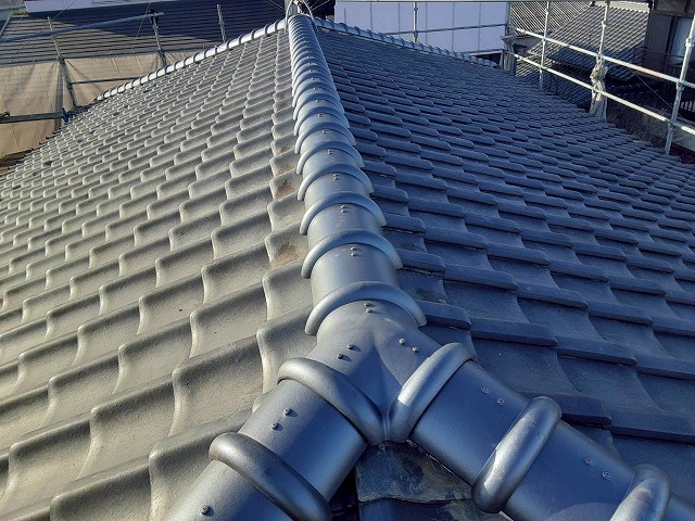 雨漏り修理のための屋根葺き直し工事のガイドライン工法による7寸丸瓦仕上げ