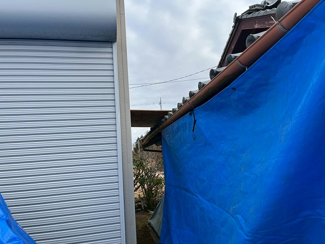 屋根葺き替え工事の既存屋根撤去工程前の養生工程