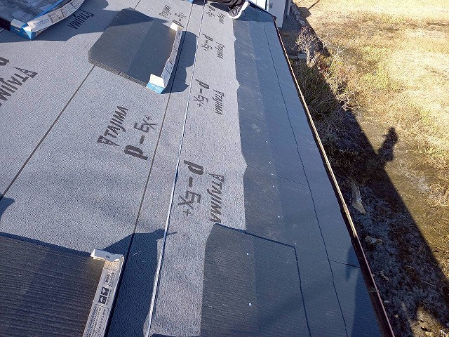 屋根葺き替え工事の「コロニアルグラッサ」の本体張り状況