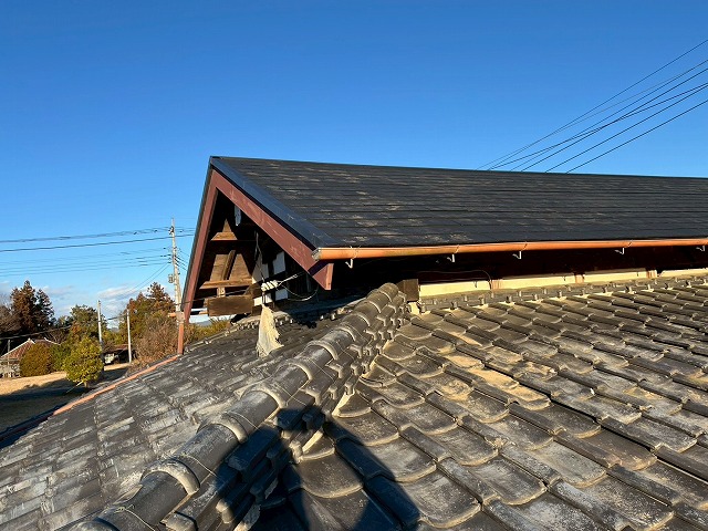 雨漏り修理のための倉庫建物屋根葺き替え工事が完成後