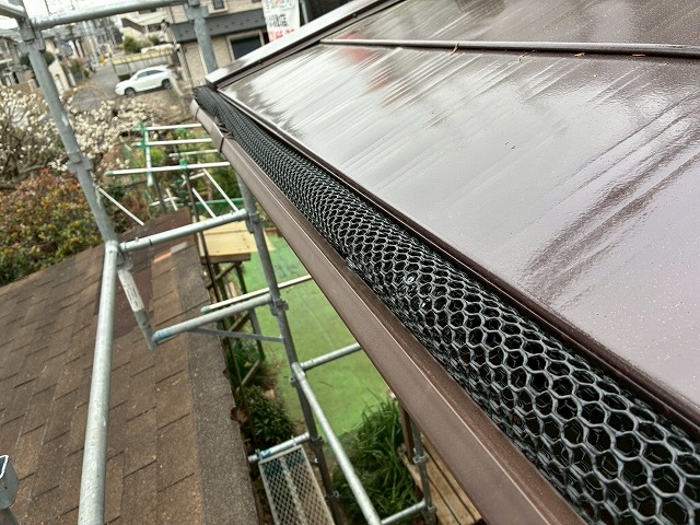 雨樋交換工事の落ち葉除けのネット取り付け状況