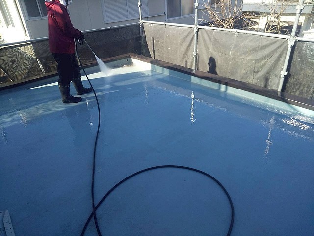 陸屋根防水メンテナンスの高圧洗浄工程