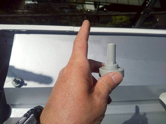 アパート折板屋根塗装工事で使用するボルトキャップ