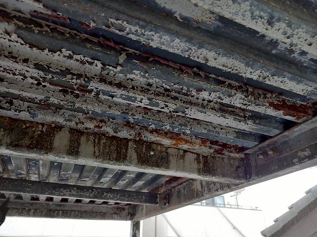 アパート建物の鉄骨階段や鉄骨廊下の施工前状況