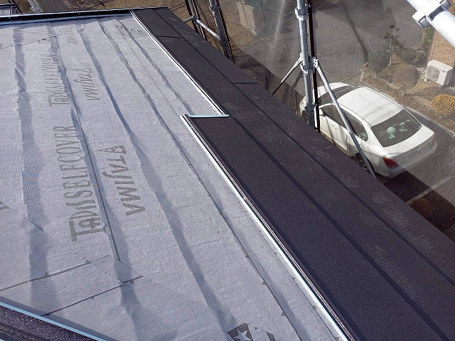 住宅屋根カバー工事でスーパーガルテクトをステンレスビスで固定