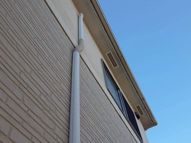 住宅の現場調査で軒天色あせなどの経年劣化を確認