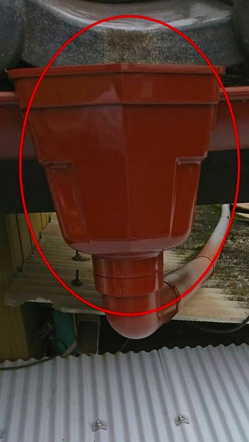 雨水をまとめて下に落とす部材  雨樋補修工事