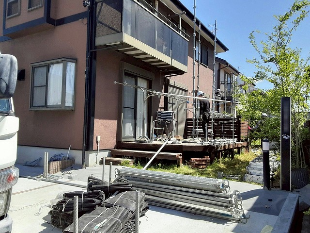 屋根カバー工事を行うための足場の組み立て状況