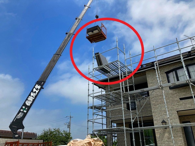 ユニック車を使用し外した太陽光パネルを地上に下ろします