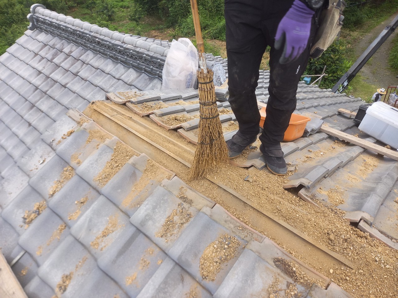 棟瓦撤去後の清掃