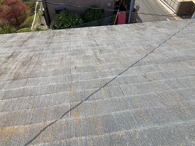 全体に色あせが進んだコロニアル屋根