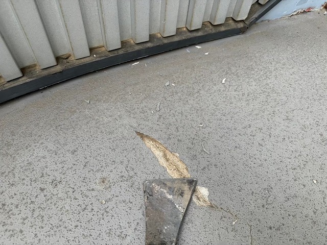 防水メンテナンスを行う床面へのヘラを用いた下地処理