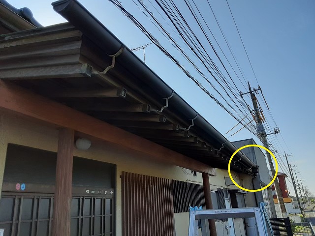 玄関先の縦樋破損