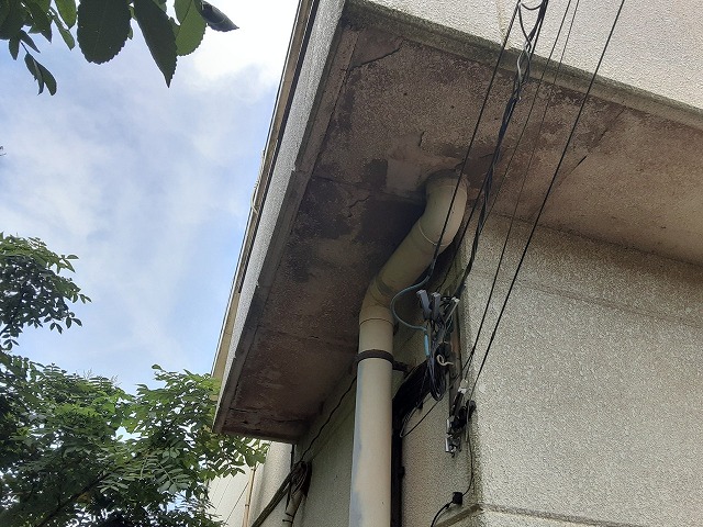 ベランダの排水管周辺の軒天に雨染み