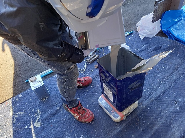 折板屋根塗装メンテナンスでエポックマイルド＃2000N主剤の計量