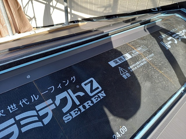 金属屋根による屋根葺き工事で野地板に換気棟用捨水切を設置