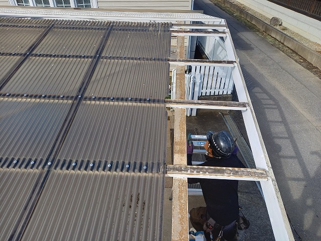 波板張り替え工事で既存の波板屋根の一部を撤去した状況