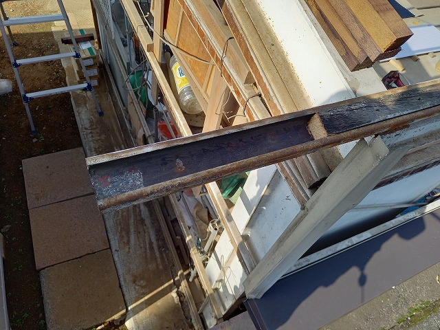雨水の影響を受けて傷んでいたカーポート屋根の木下地の一部を取り除いた状況