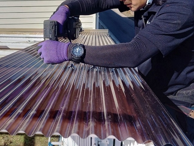 住宅カーポートポリカ波板張り替え工事で波板を留め付けている様子