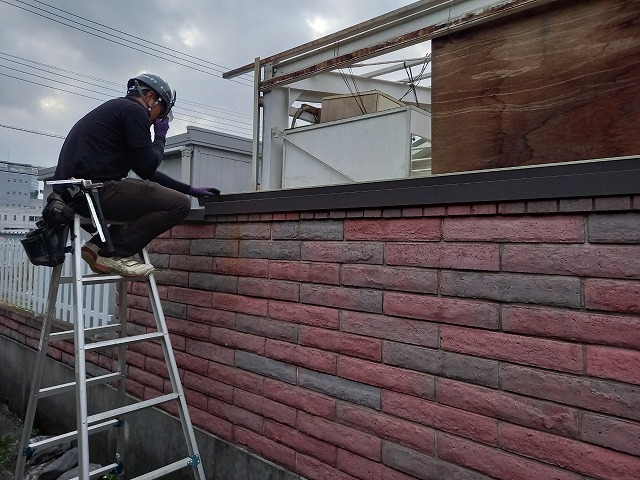 カーポート波板張り替え工事でレンガ塀の天端に水切り板金取り付け施工