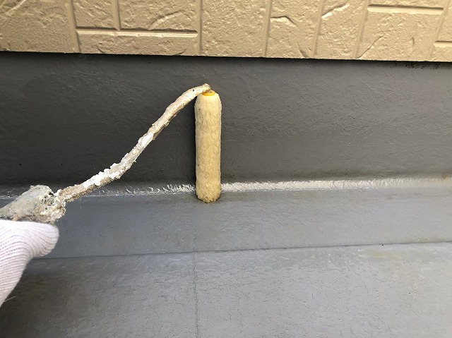 FRPベランダ防水工事の立ち上がり部へのプライマー塗布