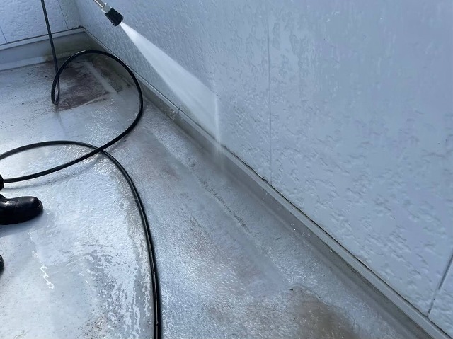ベランダ防水メンテナンスで立ち上がりや腰壁への高圧洗浄